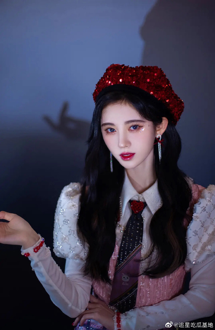 Dàn sao châu Á rạng rỡ đón năm mới, 'mỹ nhân Tân Cương' xinh như mộng múa dân tộc ảnh 7