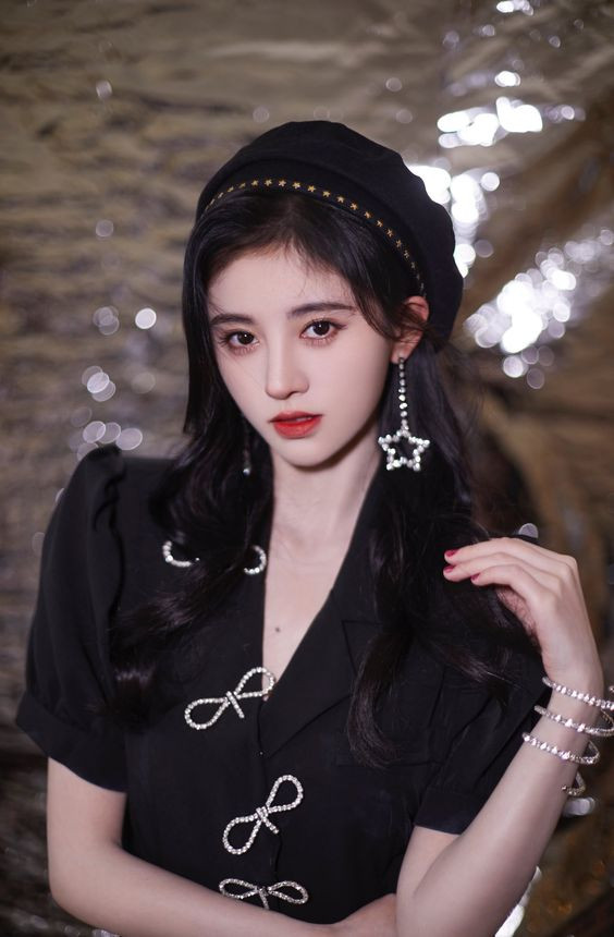 Vẻ đẹp siêu thực như nhân vật đồ họa của 'mỹ nữ 4000 có một' Cúc Tịnh Y ảnh 3