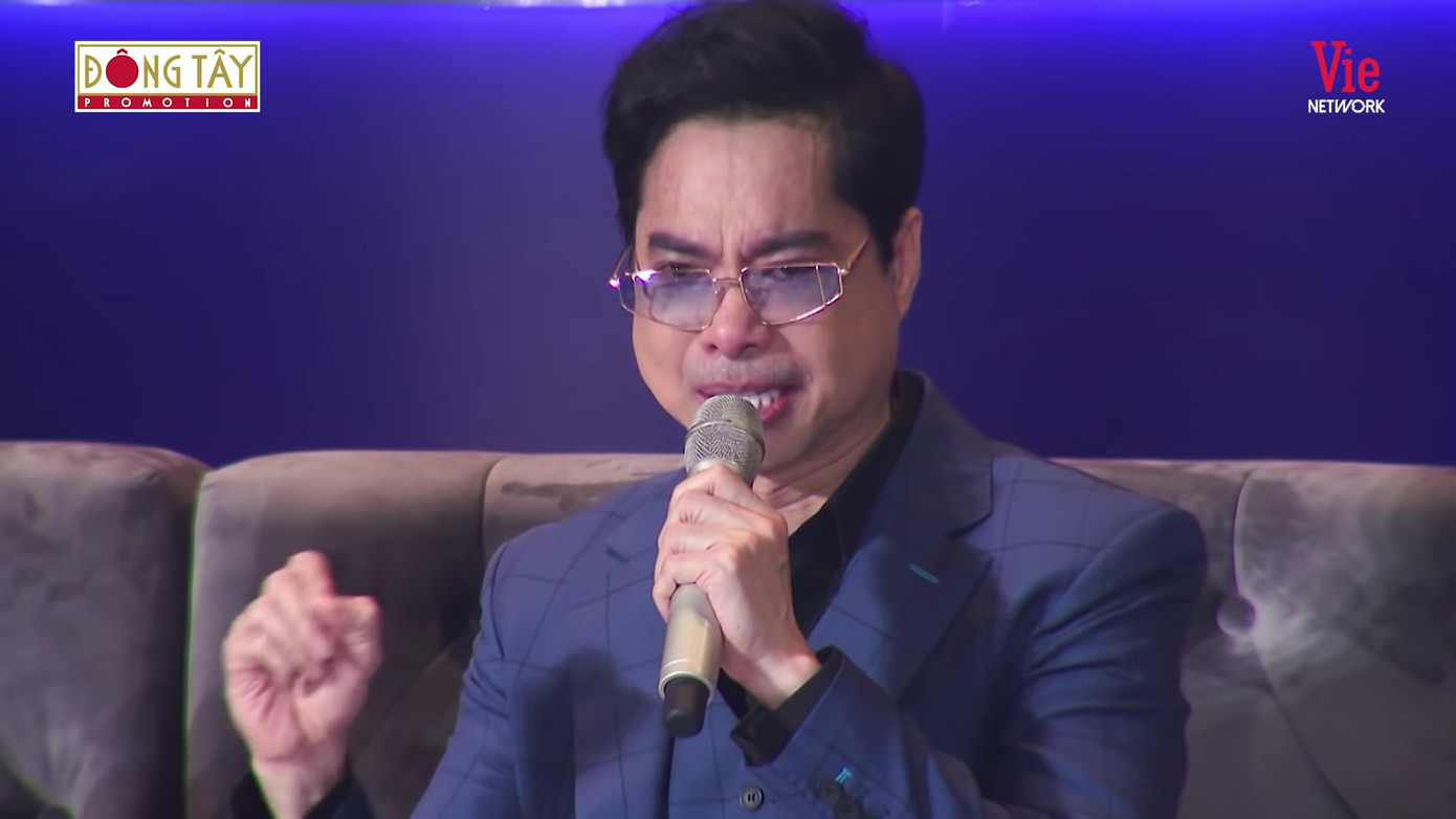 Ngọc Sơn quỳ gối tặng mẹ chữ Hiếu, nước mắt lã chã rơi vì tình cảm của fan cứng ảnh 4