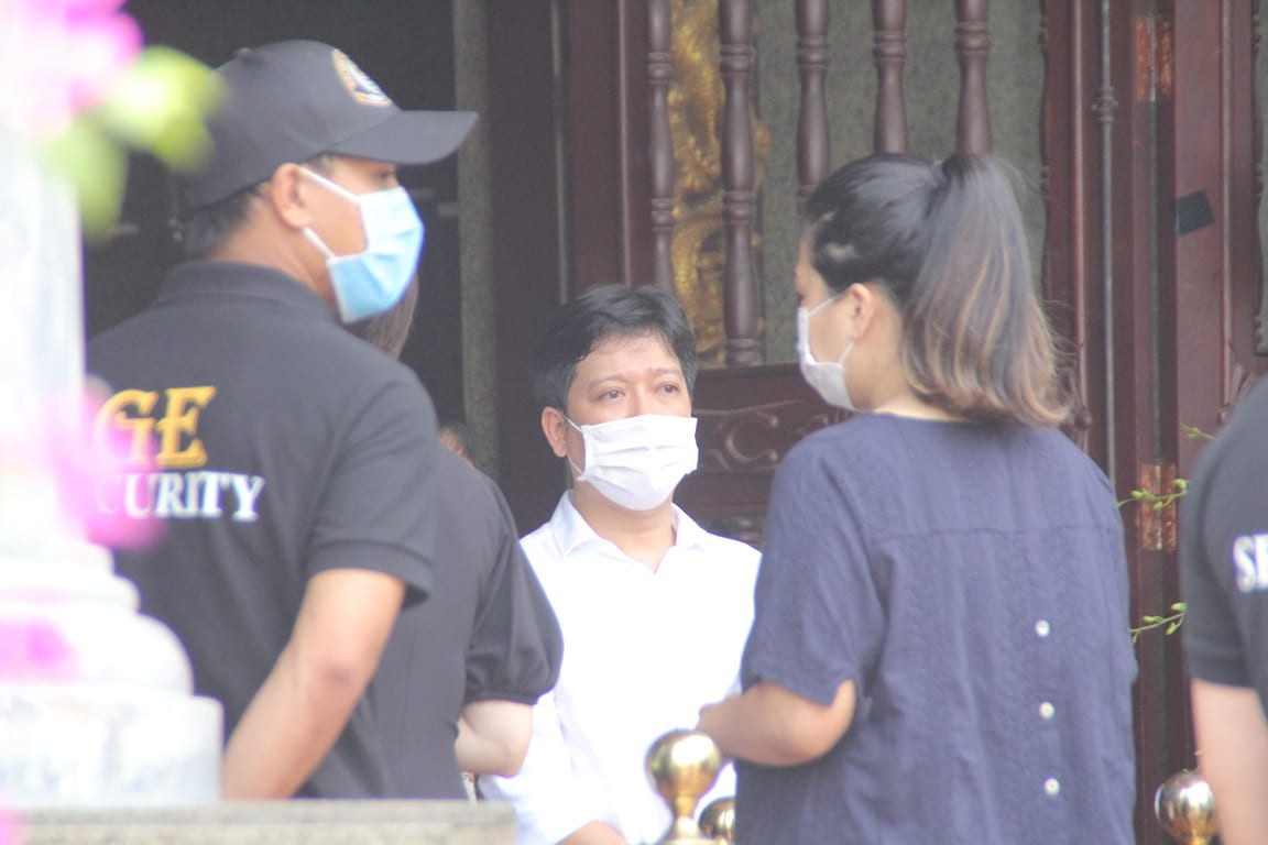 Ngày buồn cuối năm của showbiz Việt: Đông đảo nghệ sĩ đến tiễn biệt danh hài Chí Tài ảnh 3