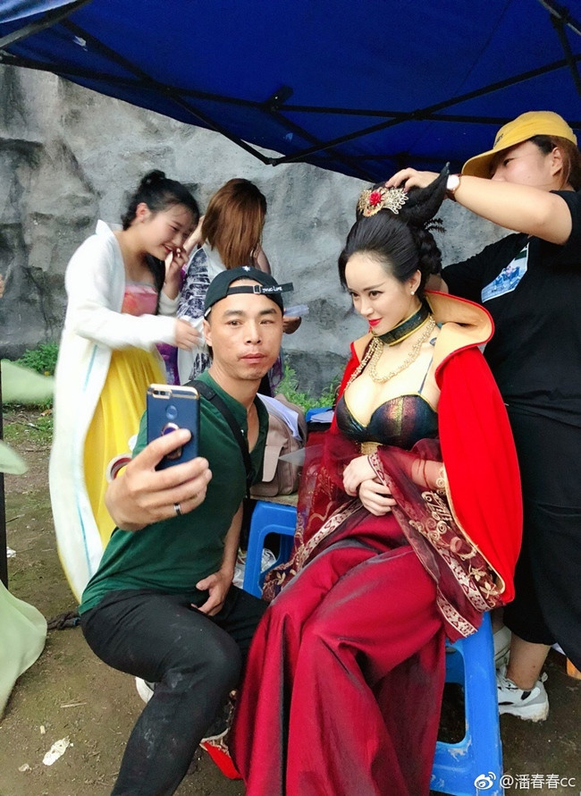 'Thiếu gia giàu nhất Trung Quốc' chi 17 tỷ, mua du thuyền tặng mỹ nhân ‘siêu vòng một’ ảnh 2