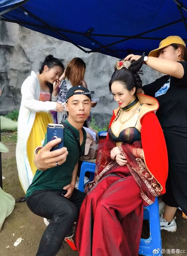 'Thiếu gia giàu nhất Trung Quốc' chi 17 tỷ, mua du thuyền tặng mỹ nhân ‘siêu vòng một’ ảnh 2