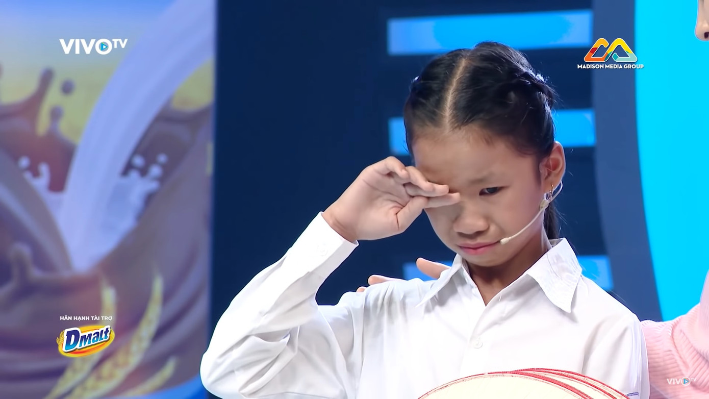 Cô bé nghèo làm nón lá tham gia 'Siêu tài năng nhí' được Trấn Thành tài trợ 5 năm tiền học ảnh 2