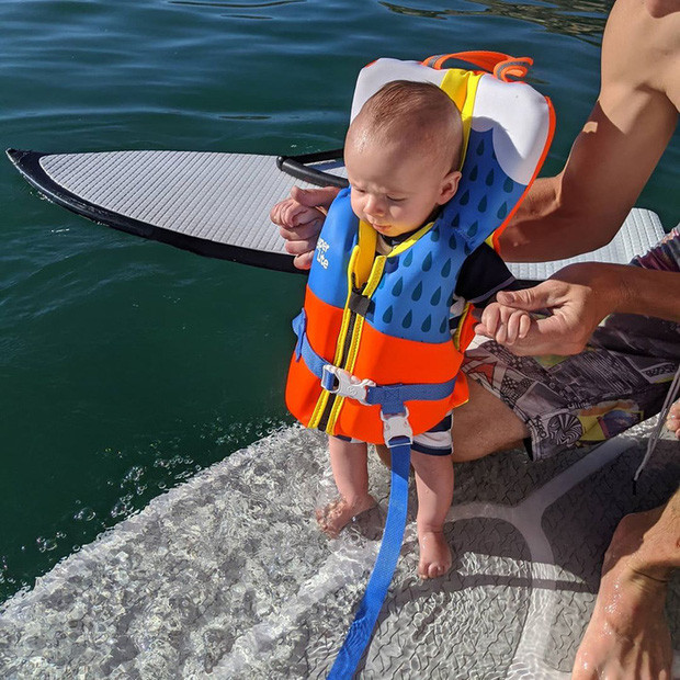 Tranh cãi gay gắt vụ bé trai 6 tháng tuổi trượt nước mạo hiểm ảnh 4