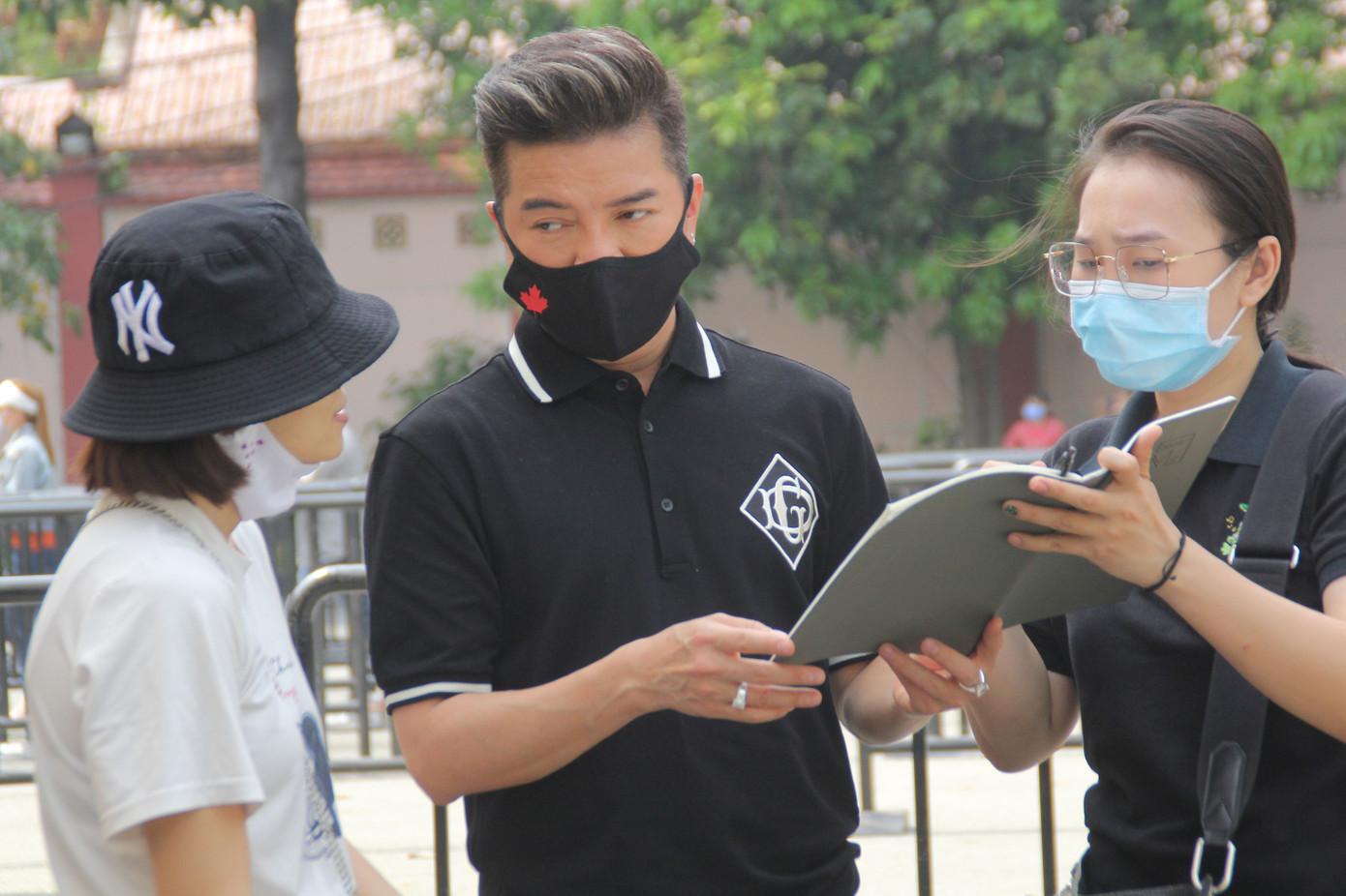 Ngày buồn cuối năm của showbiz Việt: Đông đảo nghệ sĩ đến tiễn biệt danh hài Chí Tài ảnh 14