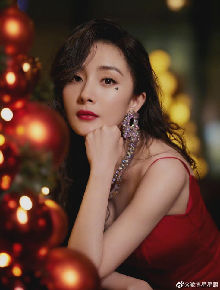 Lưu Diệc Phi lộng lẫy như nữ thần, sexy với váy xẻ ngực sâu hút ảnh 5