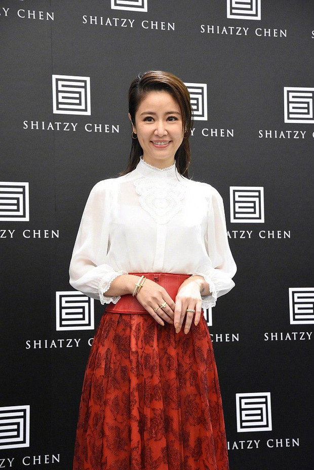 Địch Lệ Nhiệt Ba mặc váy bó sát khoe đường cong quyến rũ đến ‘bức thở’ ảnh 8