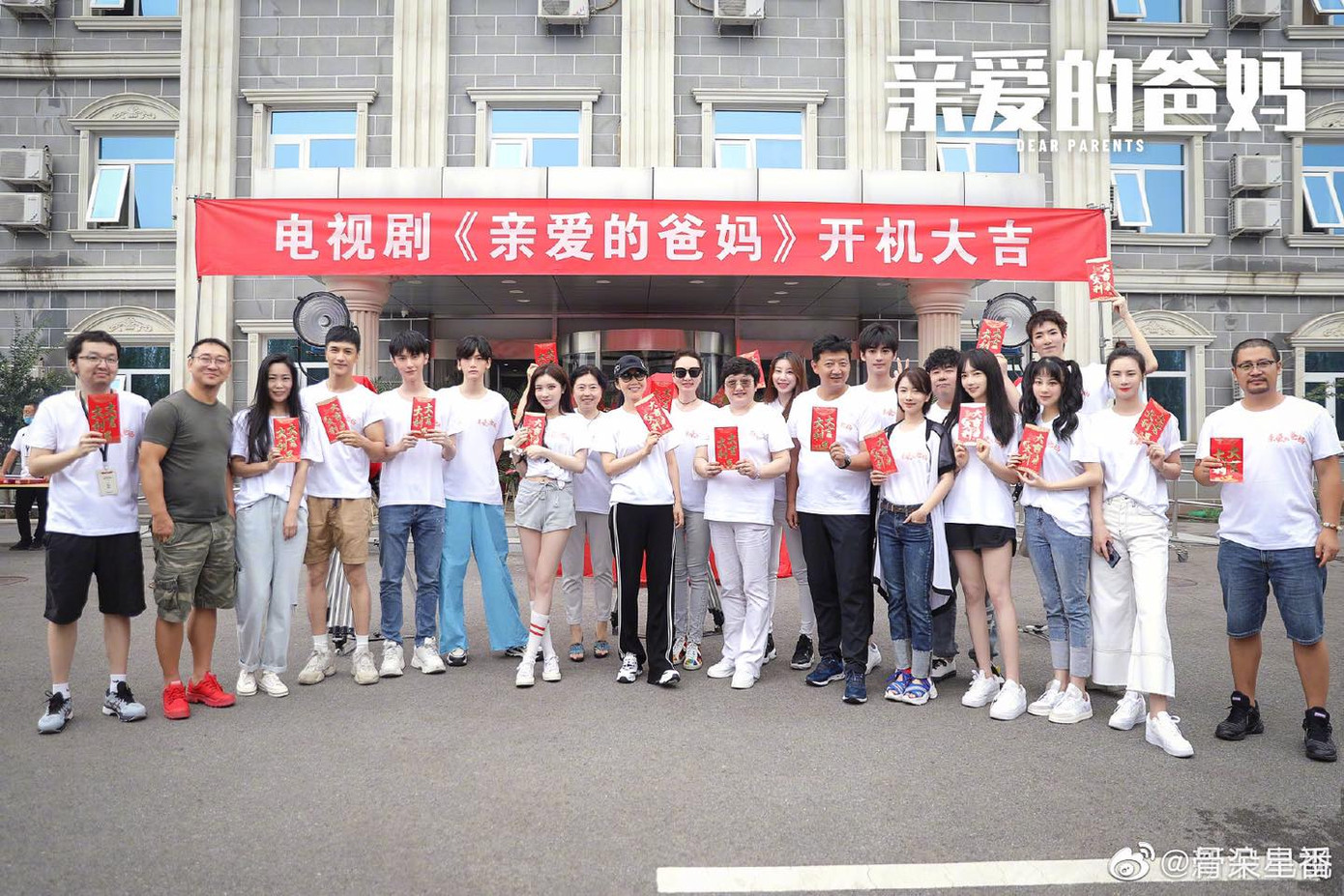 Mỹ nhân Hàn trong bộ váy xẻ táo bạo gây 'nhức mắt' tại Liên hoan phim Busan ảnh 8