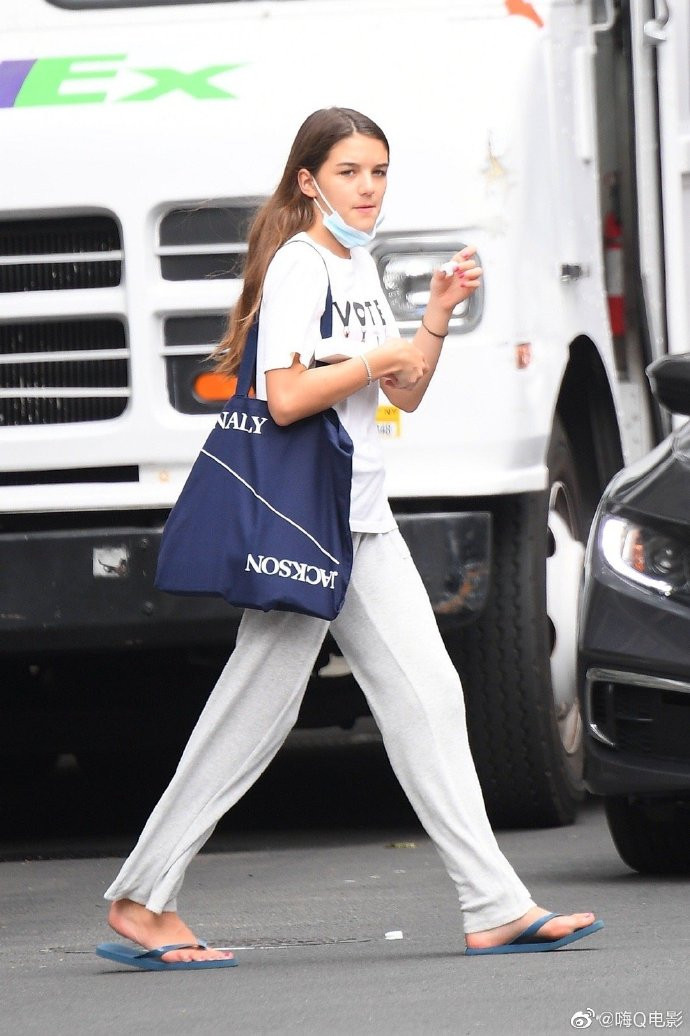 Suri Cruise leo thẳng top tìm kiếm ở Hàn Quốc vì vóc dáng, khí chất như ngôi sao ở tuổi 14 ảnh 8