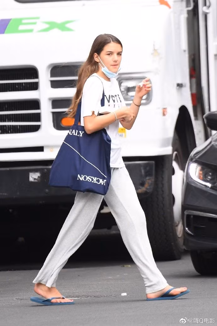 Suri Cruise leo thẳng top tìm kiếm ở Hàn Quốc vì vóc dáng, khí chất như ngôi sao ở tuổi 14 ảnh 8