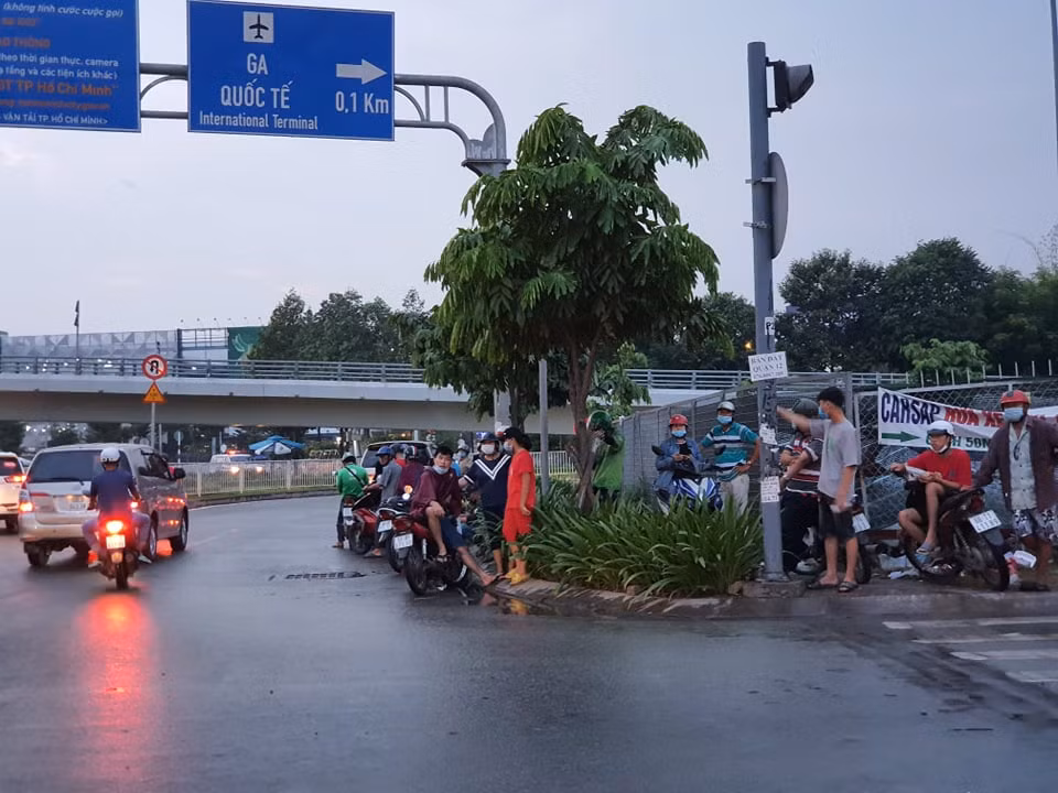 Hàng nghìn người dân chờ dưới mưa dọc đường ra sân bay để chào Chí Tài lần cuối ảnh 6