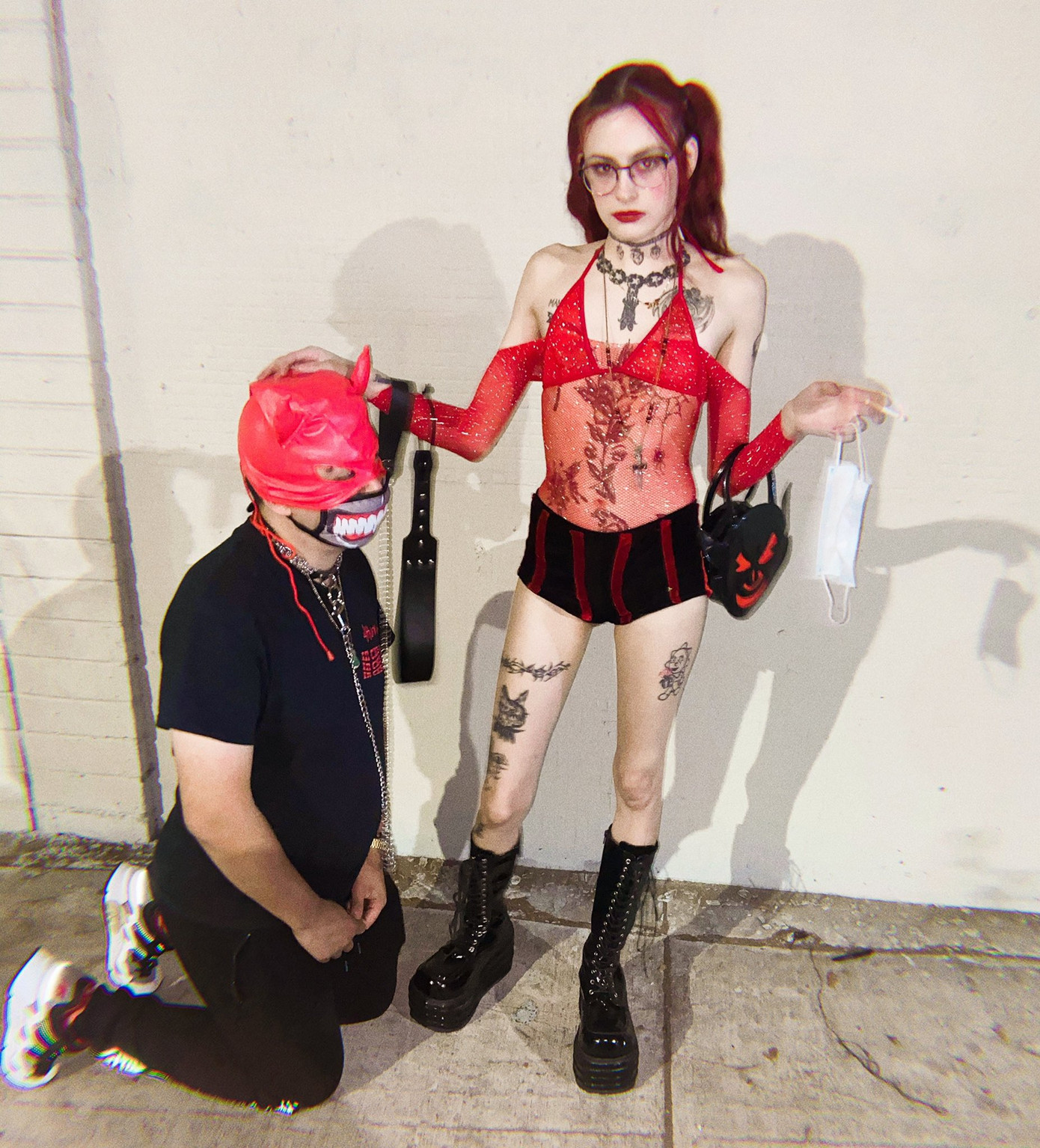 Người đàn ông bị cô gái dùng dây dắt đi như thú cưng gây tranh cãi 'bùng nổ' mạng xã hội ảnh 4