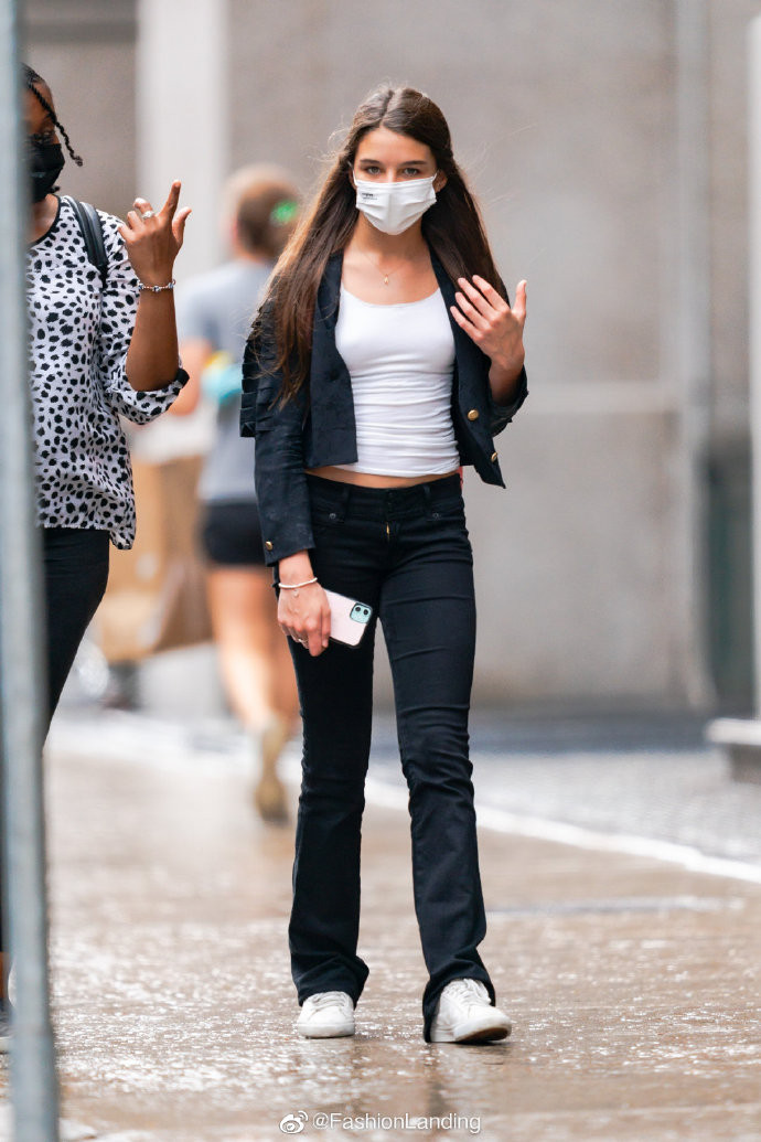 Suri Cruise leo thẳng top tìm kiếm ở Hàn Quốc vì vóc dáng, khí chất như ngôi sao ở tuổi 14 ảnh 2