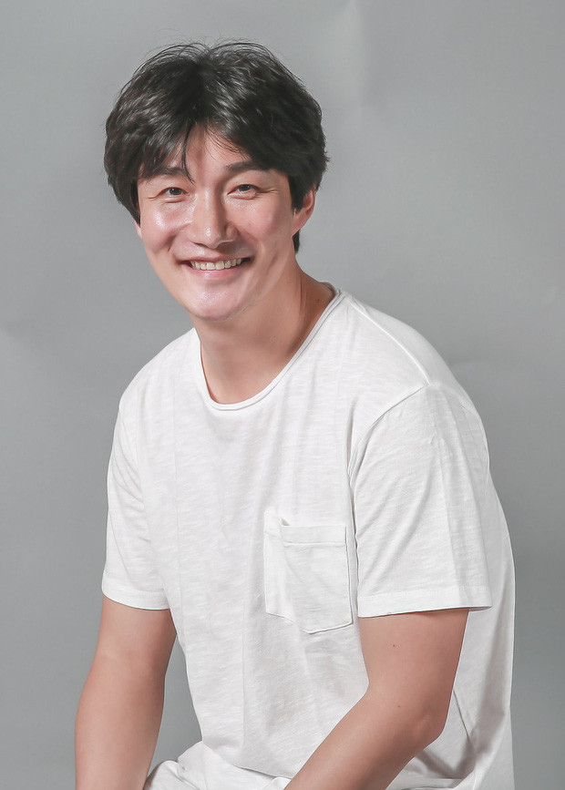 Châu Nhuận Phát bạc trắng đầu ở tuổi 65, leo núi cùng phụ nữ lạ gây chú ý ảnh 4