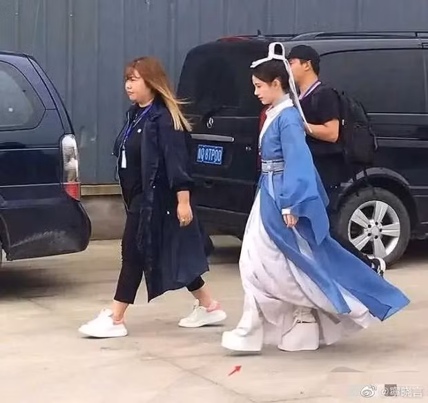 Lý Nhược Đồng tung ảnh sinh nhật, dân tình ‘choáng’ khi biết tuổi thật của 'Tiểu Long Nữ' ảnh 8