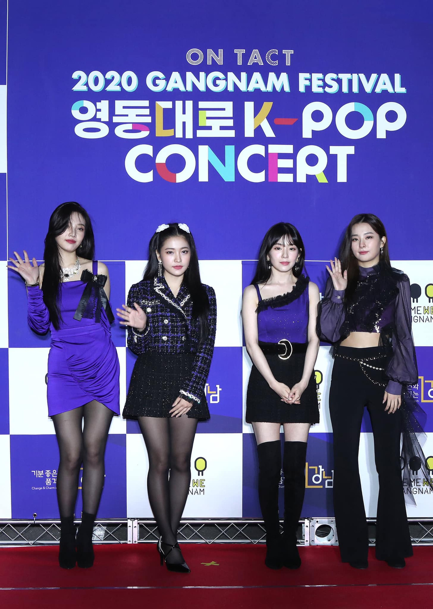 Choáng với nụ hôn bạo lực đến ‘sứt môi’ của sao nam 63 tuổi ảnh 9