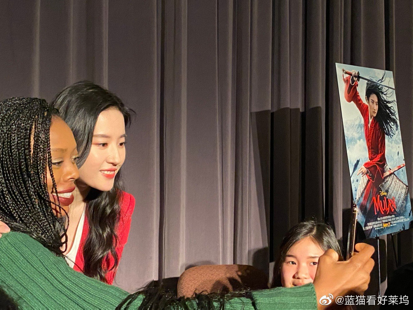 Nữ thần tượng Kpop nhận bình luận khiếm nhã khi diện đồ ngắn cũn cỡn ảnh 2