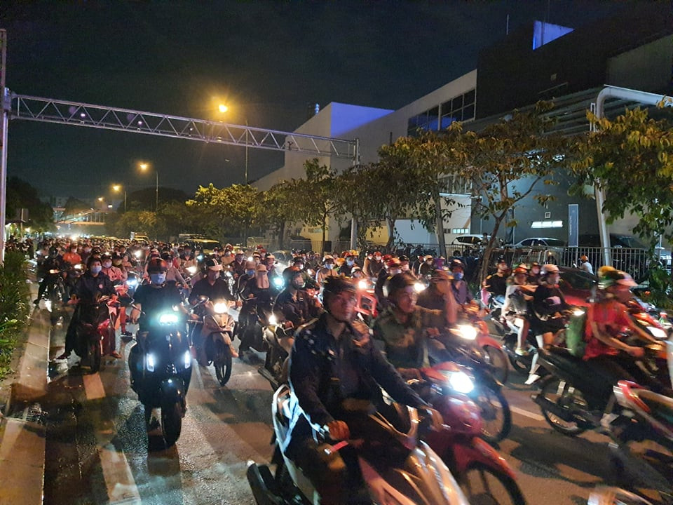 Hàng nghìn người dân chờ dưới mưa dọc đường ra sân bay để chào Chí Tài lần cuối ảnh 9