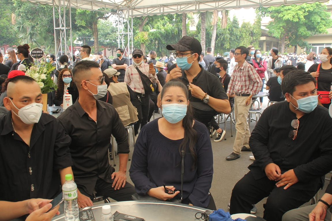 Ngày buồn cuối năm của showbiz Việt: Đông đảo nghệ sĩ đến tiễn biệt danh hài Chí Tài ảnh 12