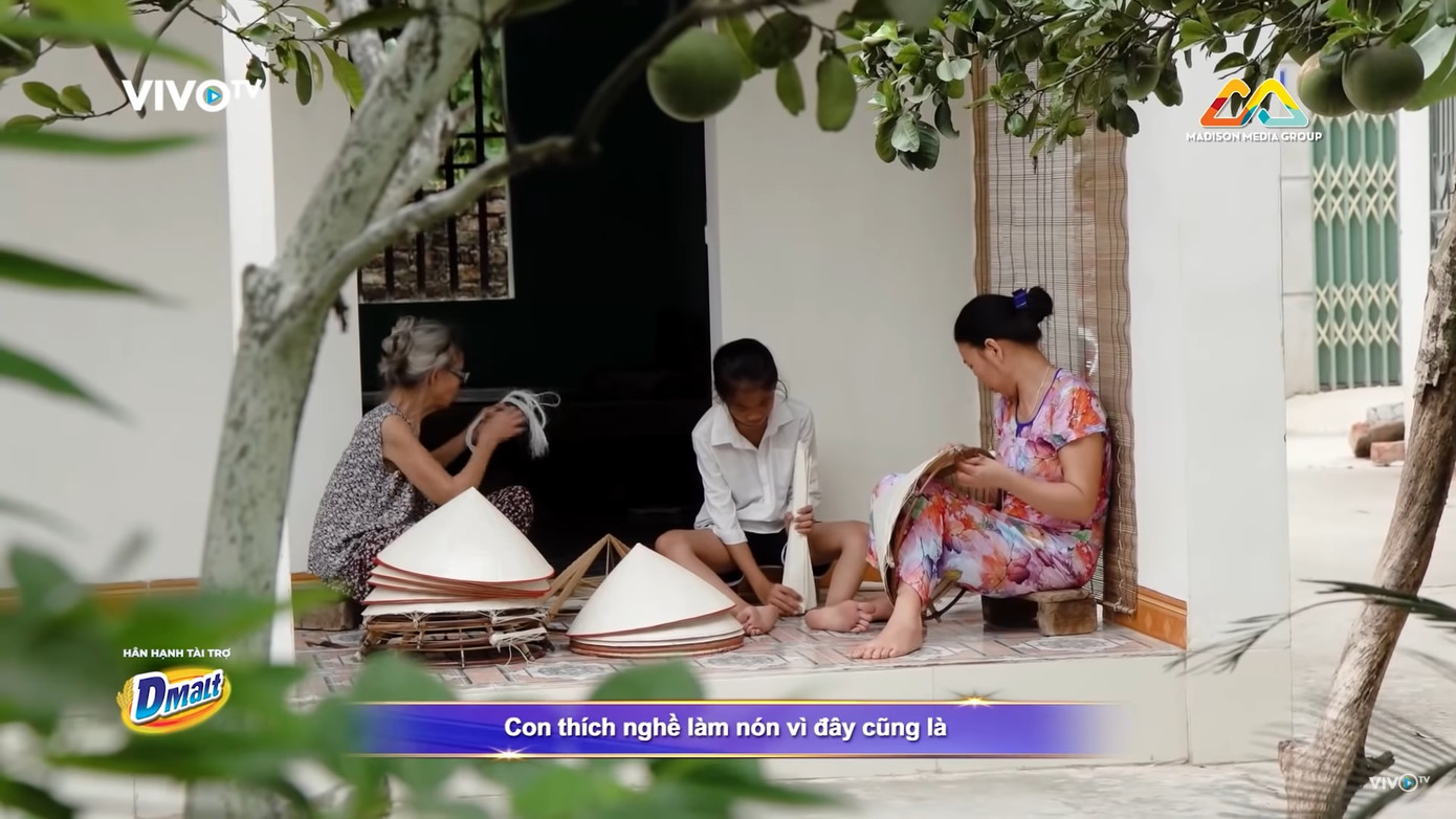 Cô bé nghèo làm nón lá tham gia 'Siêu tài năng nhí' được Trấn Thành tài trợ 5 năm tiền học ảnh 1