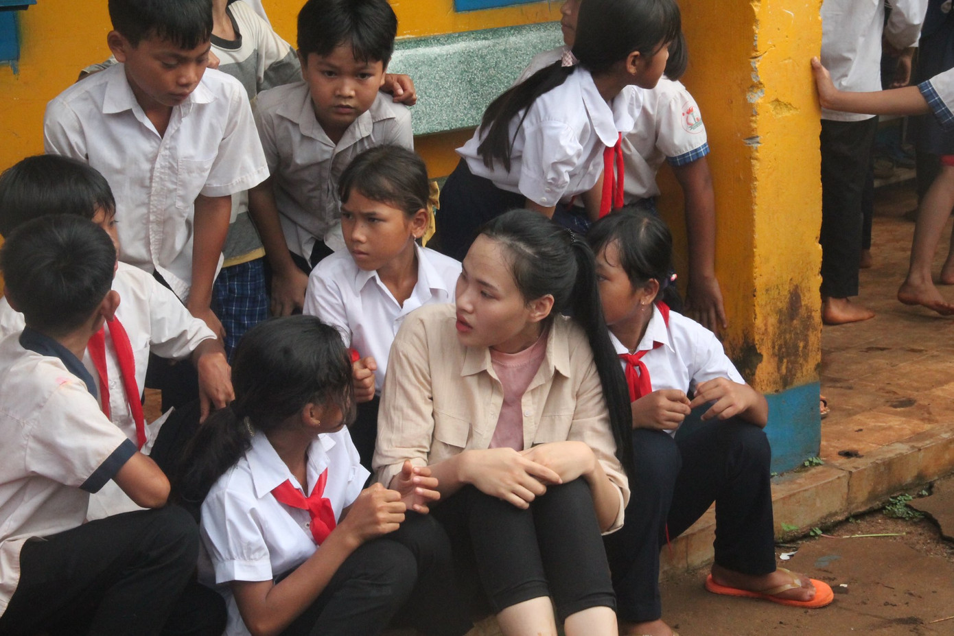 Thí sinh HHVN bật khóc khi chứng kiến bữa cơm với muối của hai bà cháu nghèo ảnh 8