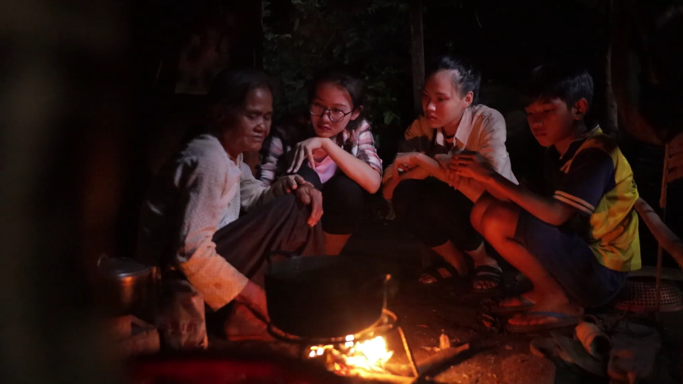 Thí sinh HHVN bật khóc khi chứng kiến bữa cơm với muối của hai bà cháu nghèo ảnh 9