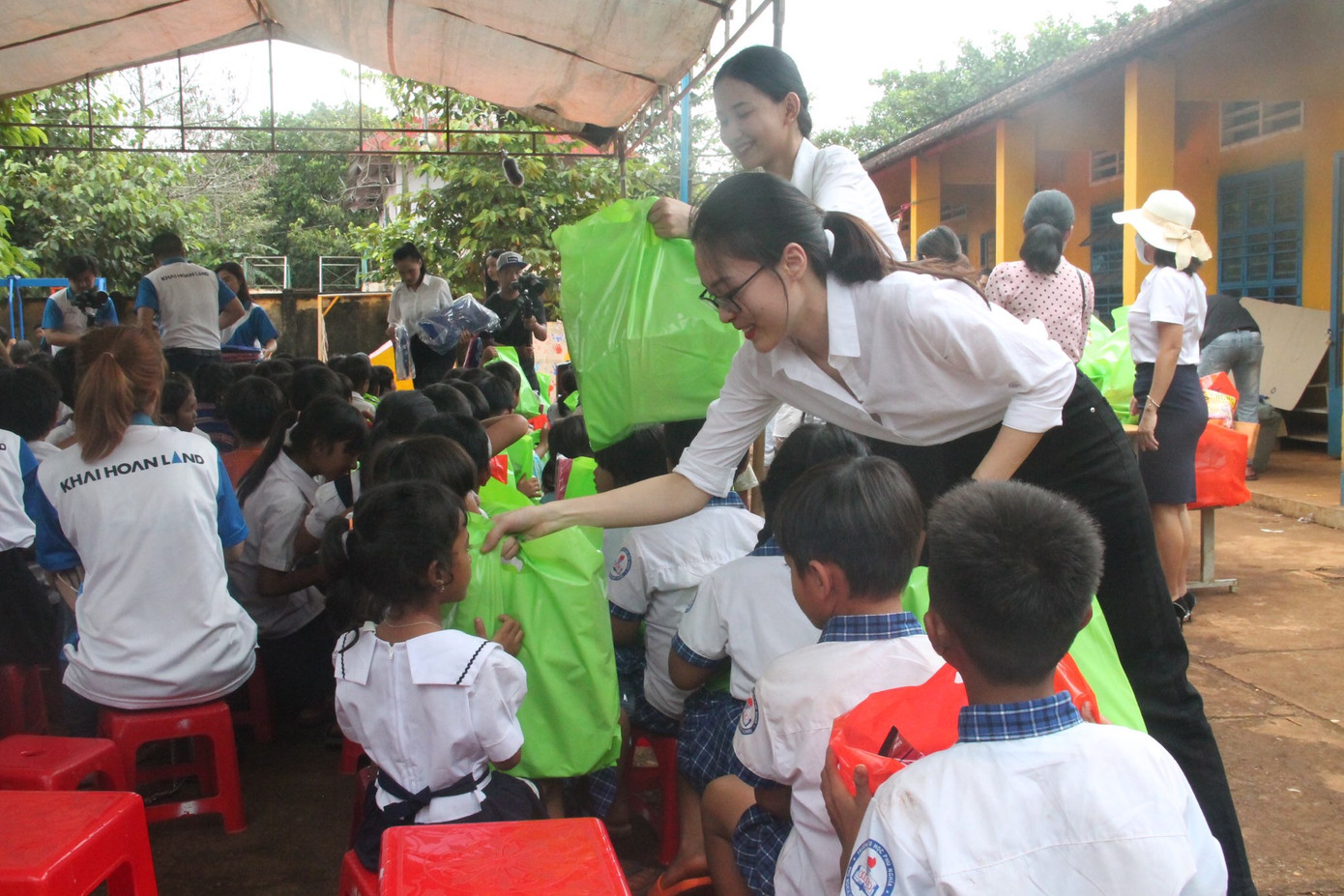 Thí sinh HHVN bật khóc khi chứng kiến bữa cơm với muối của hai bà cháu nghèo ảnh 6