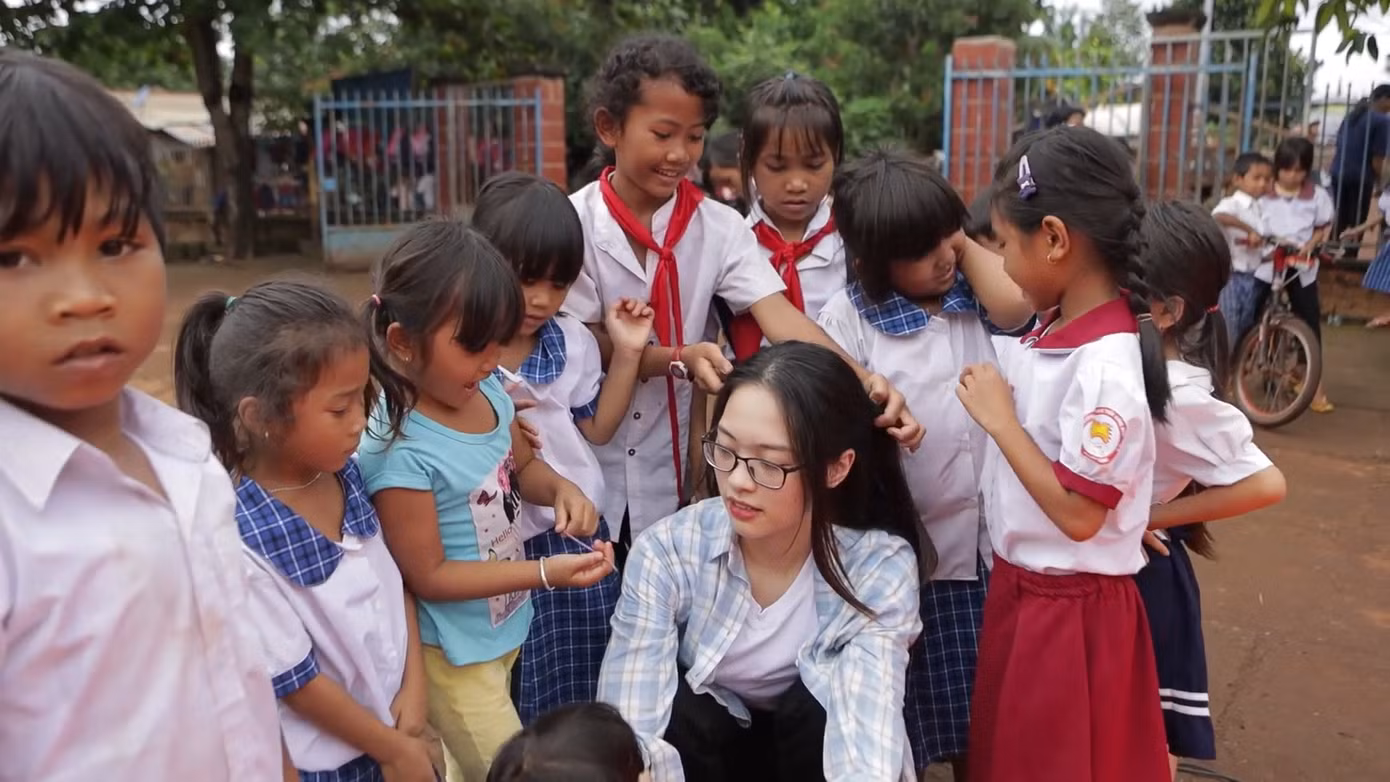 Thí sinh HHVN bật khóc khi chứng kiến bữa cơm với muối của hai bà cháu nghèo ảnh 7