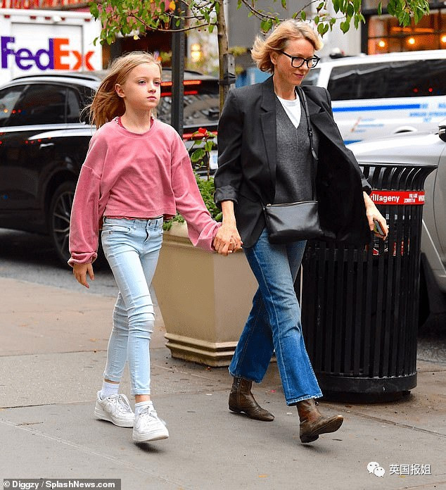 Sự đối nghịch giới tính giữa con gái Angelina Jolie và con trai Naomi Watts ảnh 9