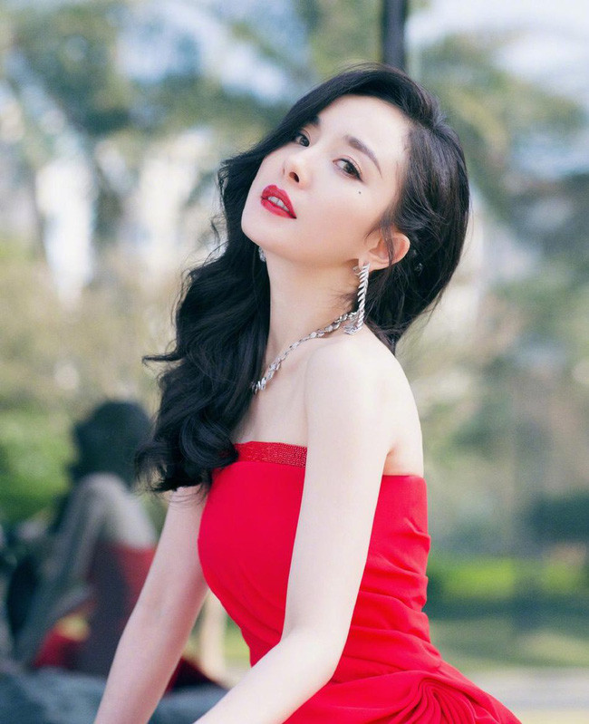 Dương Mịch năm 17 tuổi trong vòng tay của Thành Long được dân mạng nhận xét như bố con ảnh 3