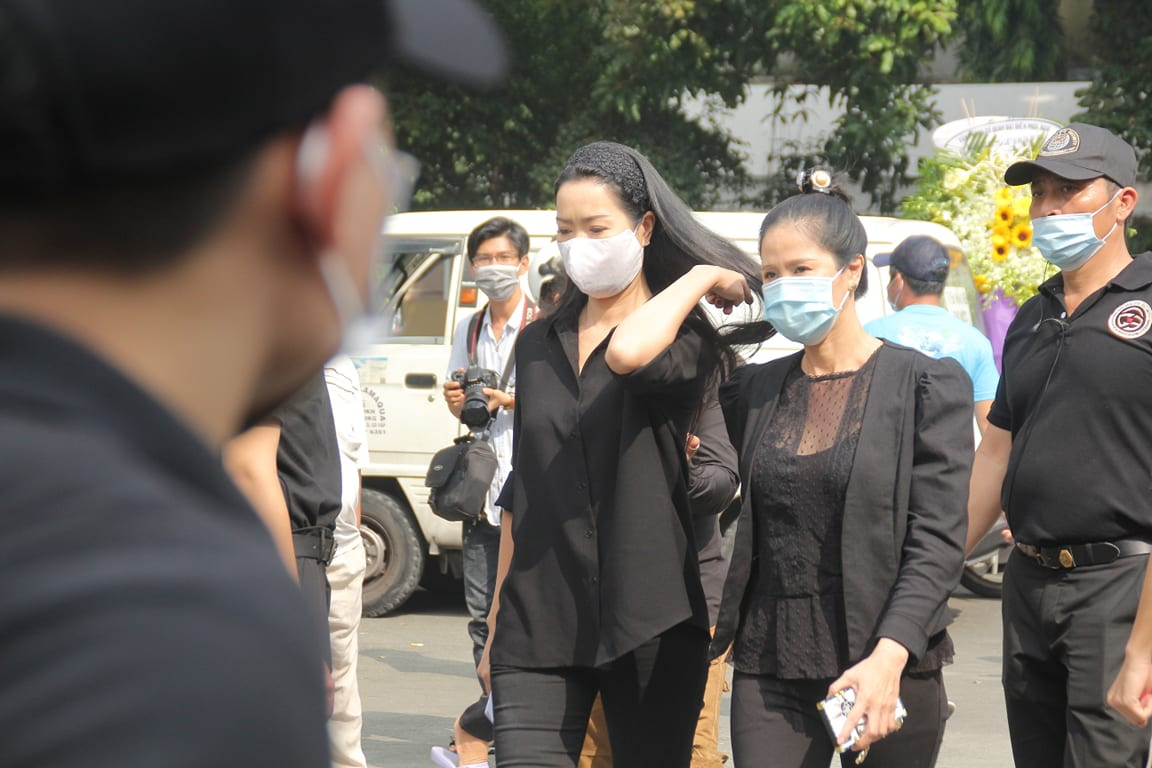 Ngày buồn cuối năm của showbiz Việt: Đông đảo nghệ sĩ đến tiễn biệt danh hài Chí Tài ảnh 7