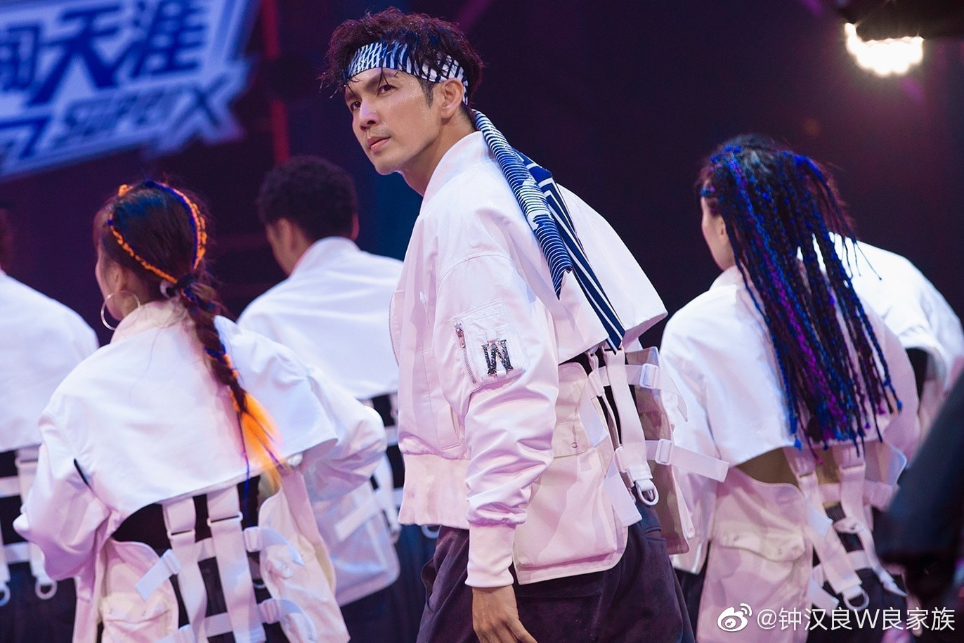 Dương Mịch năm 17 tuổi trong vòng tay của Thành Long được dân mạng nhận xét như bố con ảnh 13