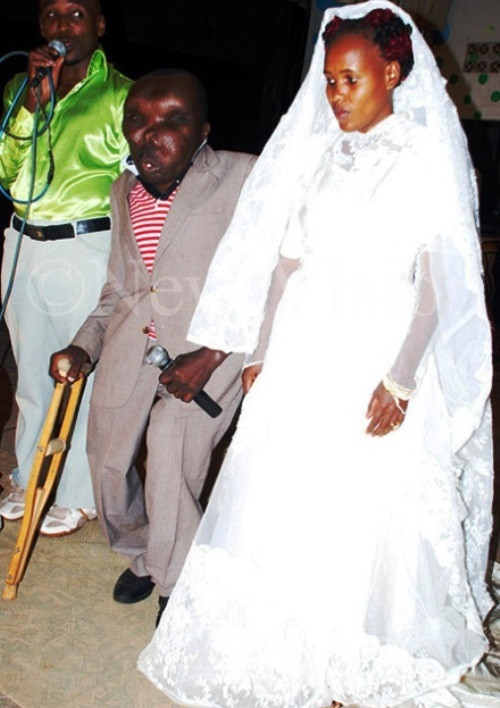 Bất ngờ với hình ảnh đám cưới lần ba của ‘người đàn ông xấu xí nhất thế giới’ ảnh 7