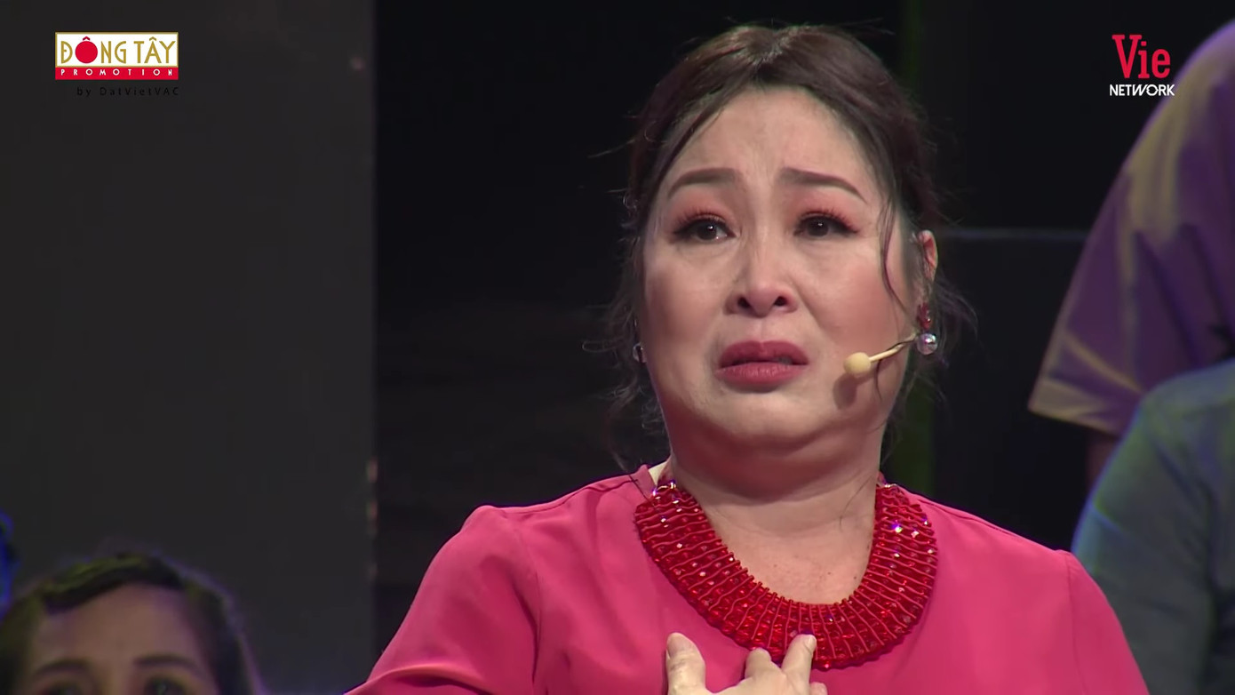 NSND Hồng Vân bật khóc nức nở kể lại chuyện ngày đi học bị bắt nạt ảnh 2