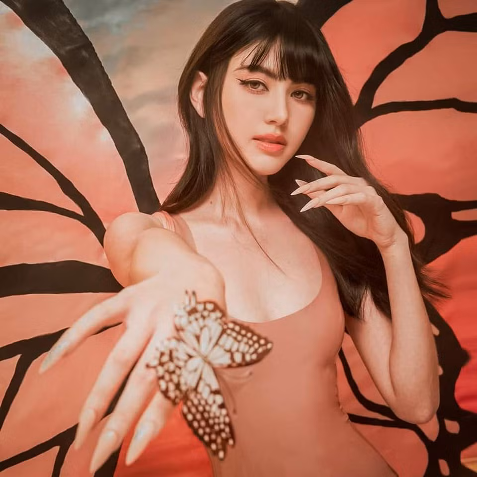 Mê mẩn ngắm ‘ma nữ đẹp nhất Thái Lan’ Mai Davika hóa Tiên bướm gợi cảm dịp Halloween ảnh 1