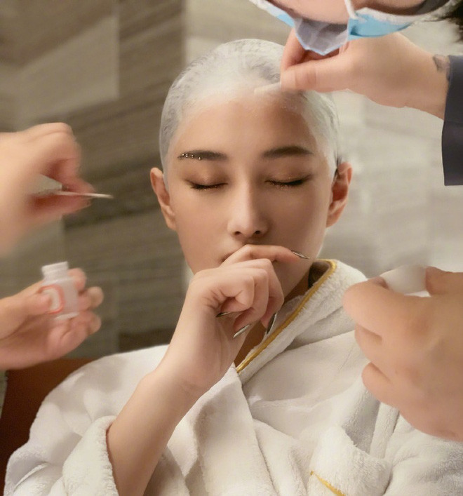 'Lý Mạc Sầu' Trương Hinh Dư gây bất ngờ vì cạo trọc đầu ảnh 2