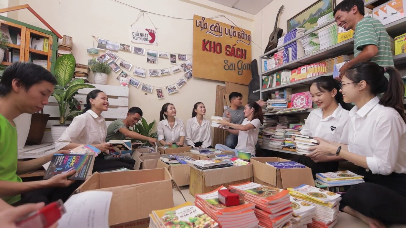 Thí sinh HHVN bật khóc khi chứng kiến bữa cơm với muối của hai bà cháu nghèo ảnh 1