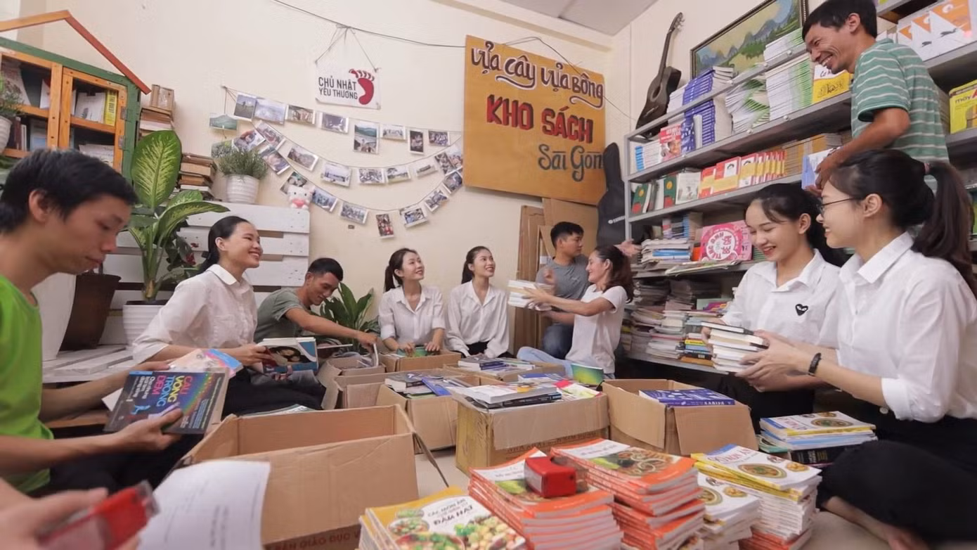 Thí sinh HHVN bật khóc khi chứng kiến bữa cơm với muối của hai bà cháu nghèo ảnh 1