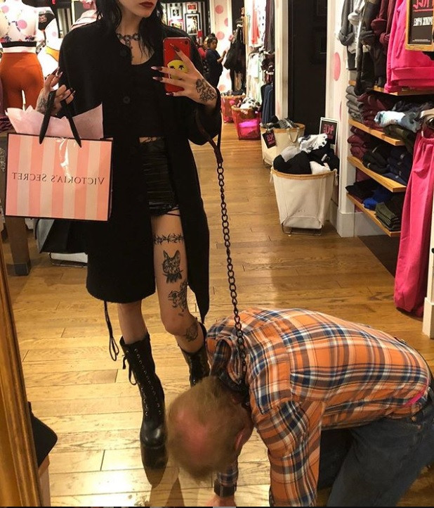 Người đàn ông bị cô gái dùng dây dắt đi như thú cưng gây tranh cãi 'bùng nổ' mạng xã hội ảnh 3