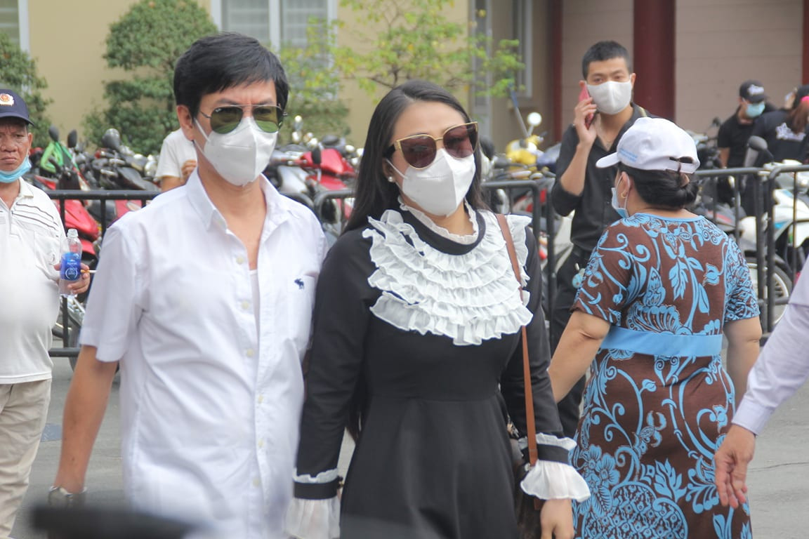 Ngày buồn cuối năm của showbiz Việt: Đông đảo nghệ sĩ đến tiễn biệt danh hài Chí Tài ảnh 10