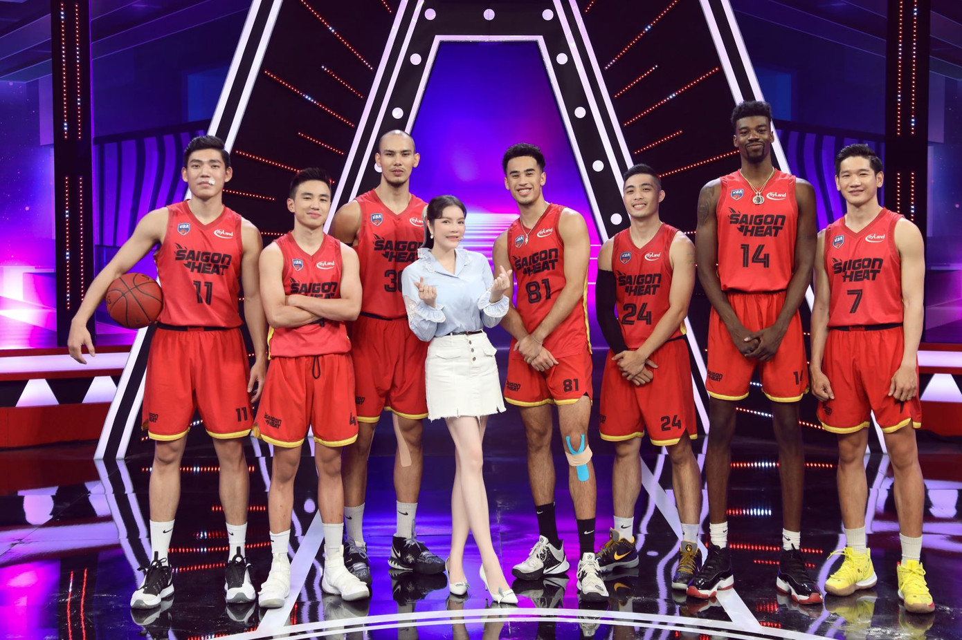 Lý Nhã Kỳ khóc khi ôm hot boy bóng rổ: 'Lâu rồi em không có ai ôm' ảnh 1