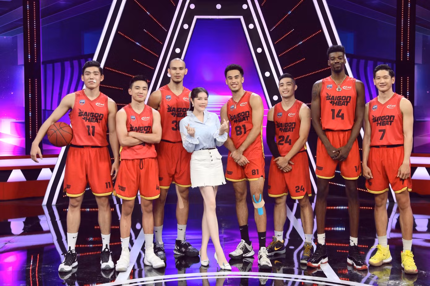Lý Nhã Kỳ khóc khi ôm hot boy bóng rổ: 'Lâu rồi em không có ai ôm' ảnh 1