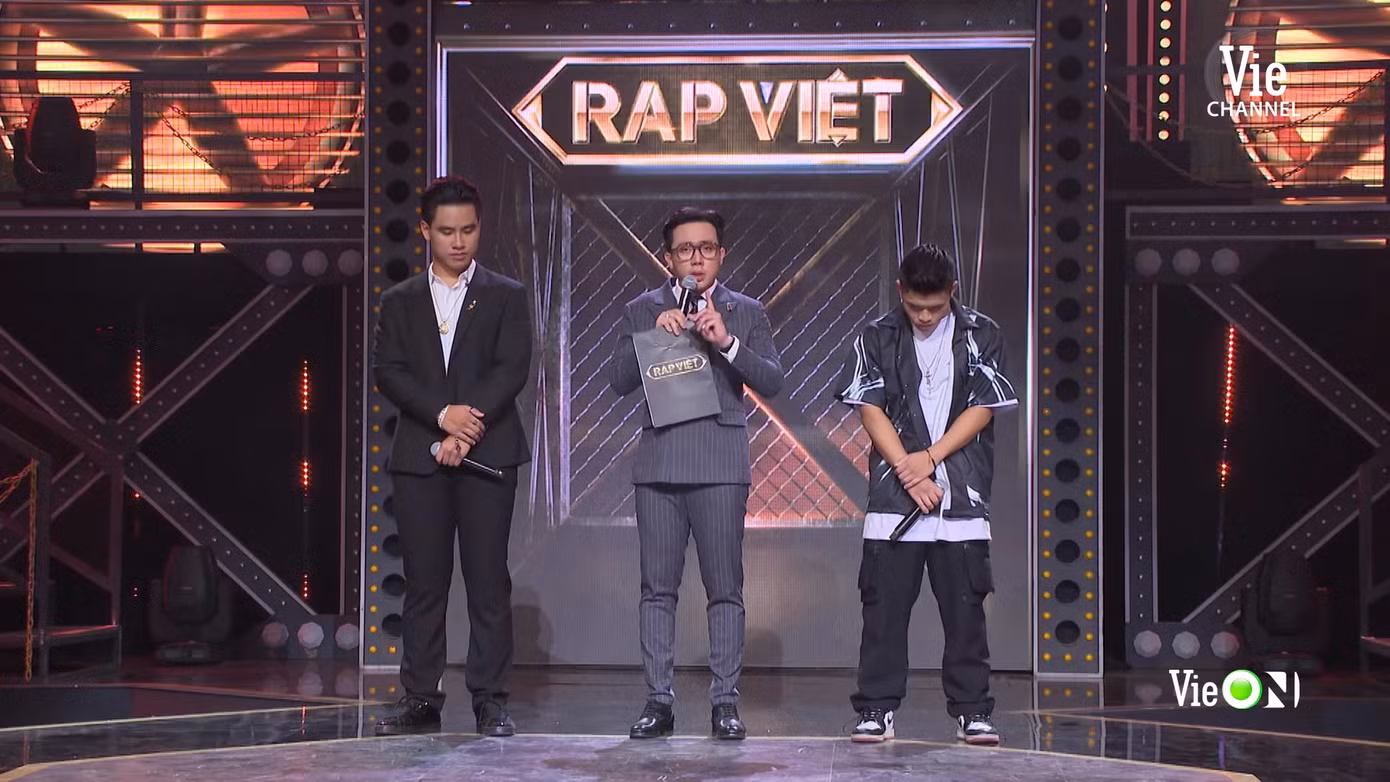 Sân khấu 'Rap Việt' ngập tràn nước mắt, Trấn Thành nhòe lệ vì những ‘chiến binh tâm hồn’ ảnh 3