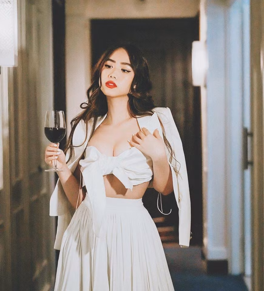 Nữ chính ‘Người ấy là ai’ sở hữu thân hình ‘bốc lửa’, là beauty blogger nổi tiếng ảnh 3