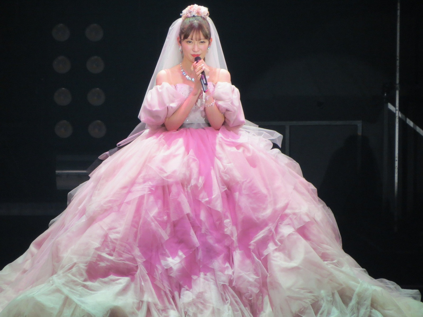 Tranh cãi thiết kế của nhiếp ảnh gia nổi tiếng Trung Quốc giống hệt áo dài Việt Nam ảnh 4