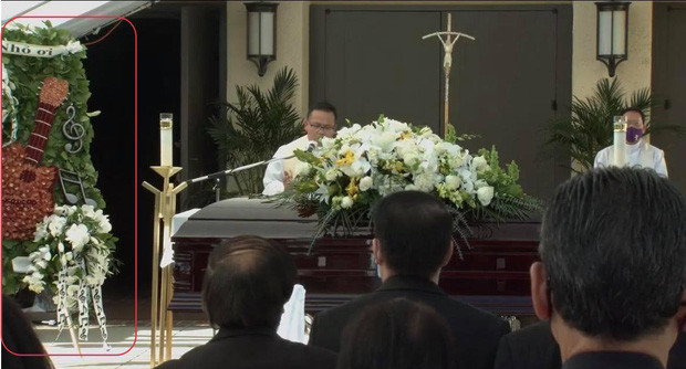 Hình ảnh cây đàn lặng yên bên linh cữu Chí Tài gây xúc động mạnh ảnh 1