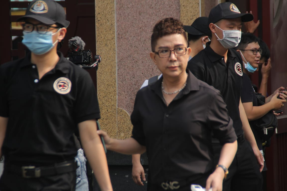 Ngày buồn cuối năm của showbiz Việt: Đông đảo nghệ sĩ đến tiễn biệt danh hài Chí Tài ảnh 8