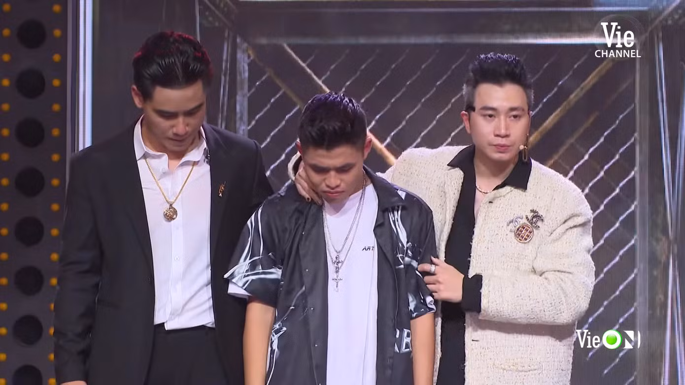 Sân khấu 'Rap Việt' ngập tràn nước mắt, Trấn Thành nhòe lệ vì những ‘chiến binh tâm hồn’ ảnh 6