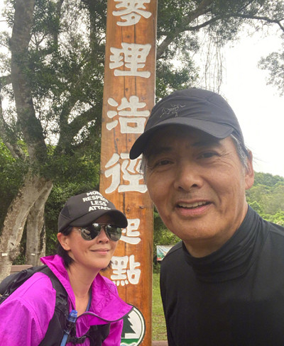 Châu Nhuận Phát bạc trắng đầu ở tuổi 65, leo núi cùng phụ nữ lạ gây chú ý ảnh 2