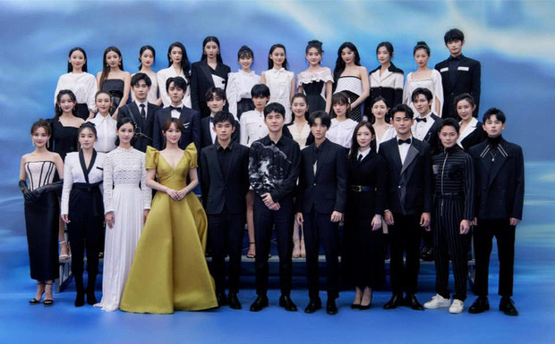 Nữ thần tượng Nhật Bản chụp ảnh hở ngực táo bạo trên tạp chí người lớn ảnh 8